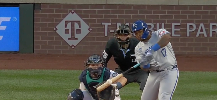 Velázquez powers the Royals to victory